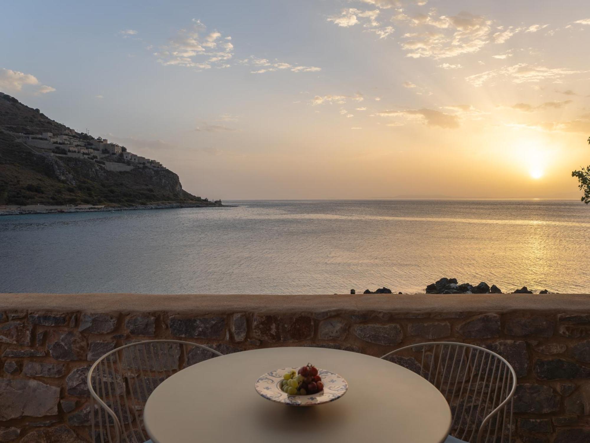 Kourmas Suites Limeni Exterior photo