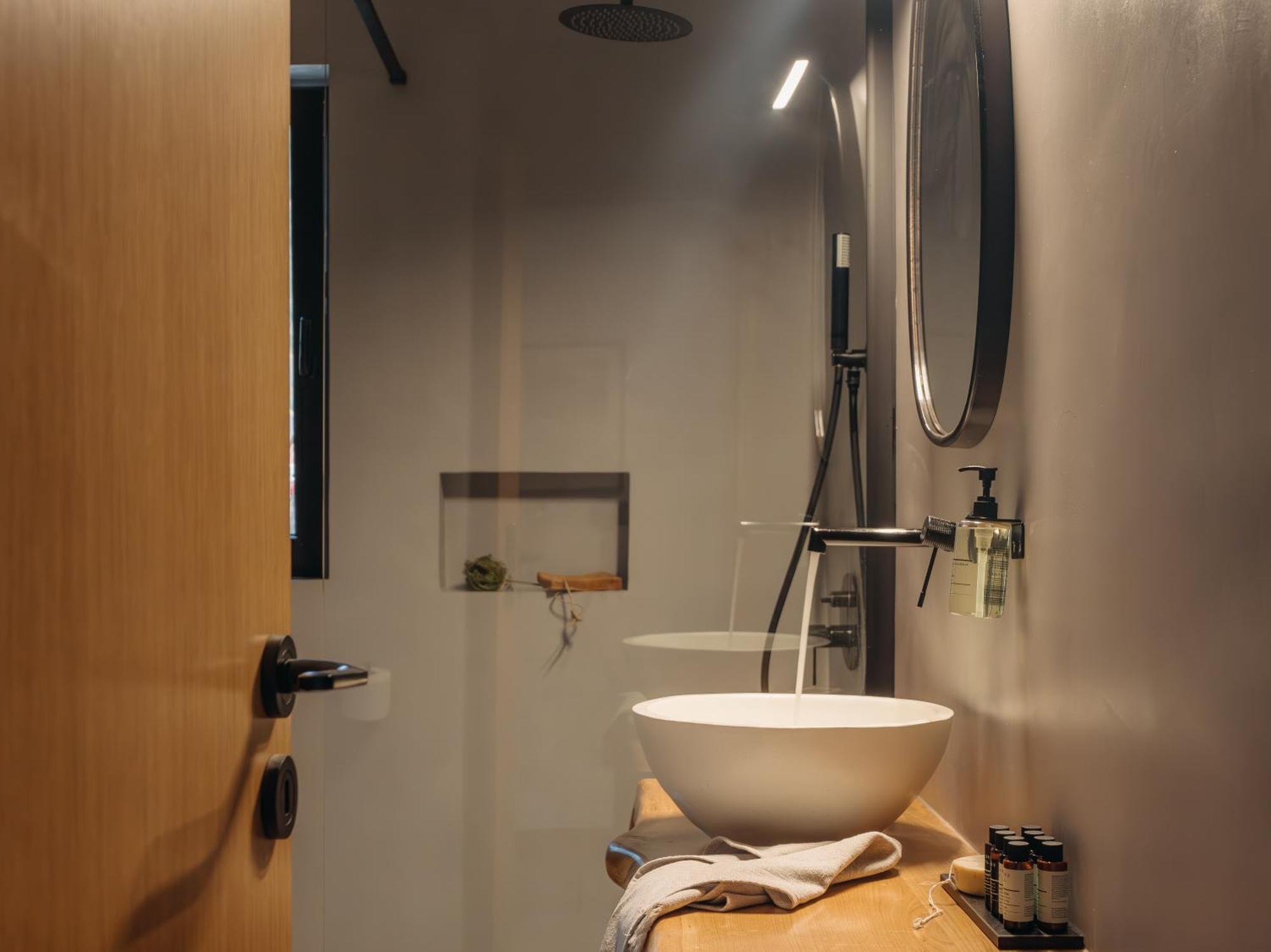 Kourmas Suites Limeni Exterior photo