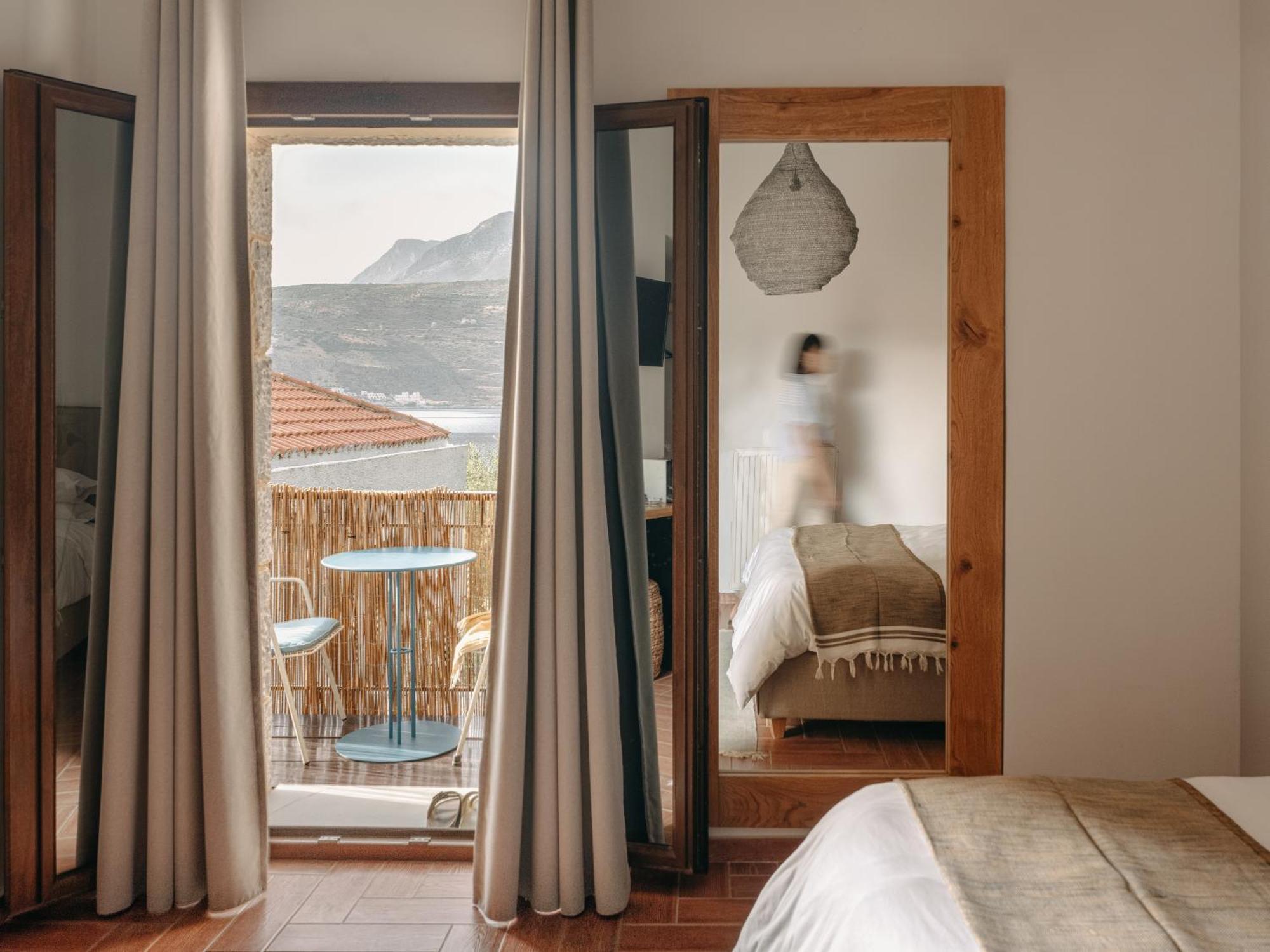 Kourmas Suites Limeni Exterior photo