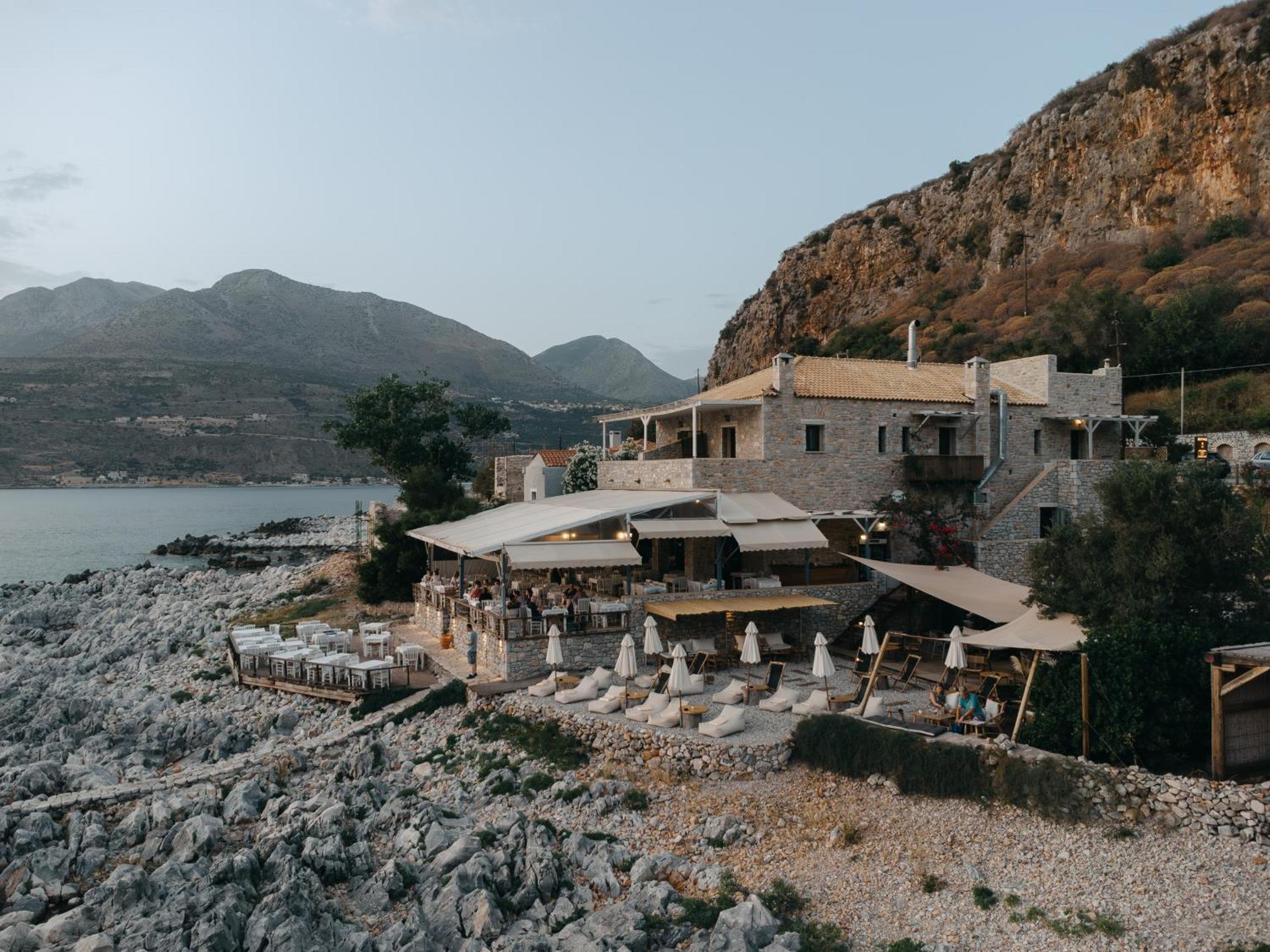 Kourmas Suites Limeni Exterior photo