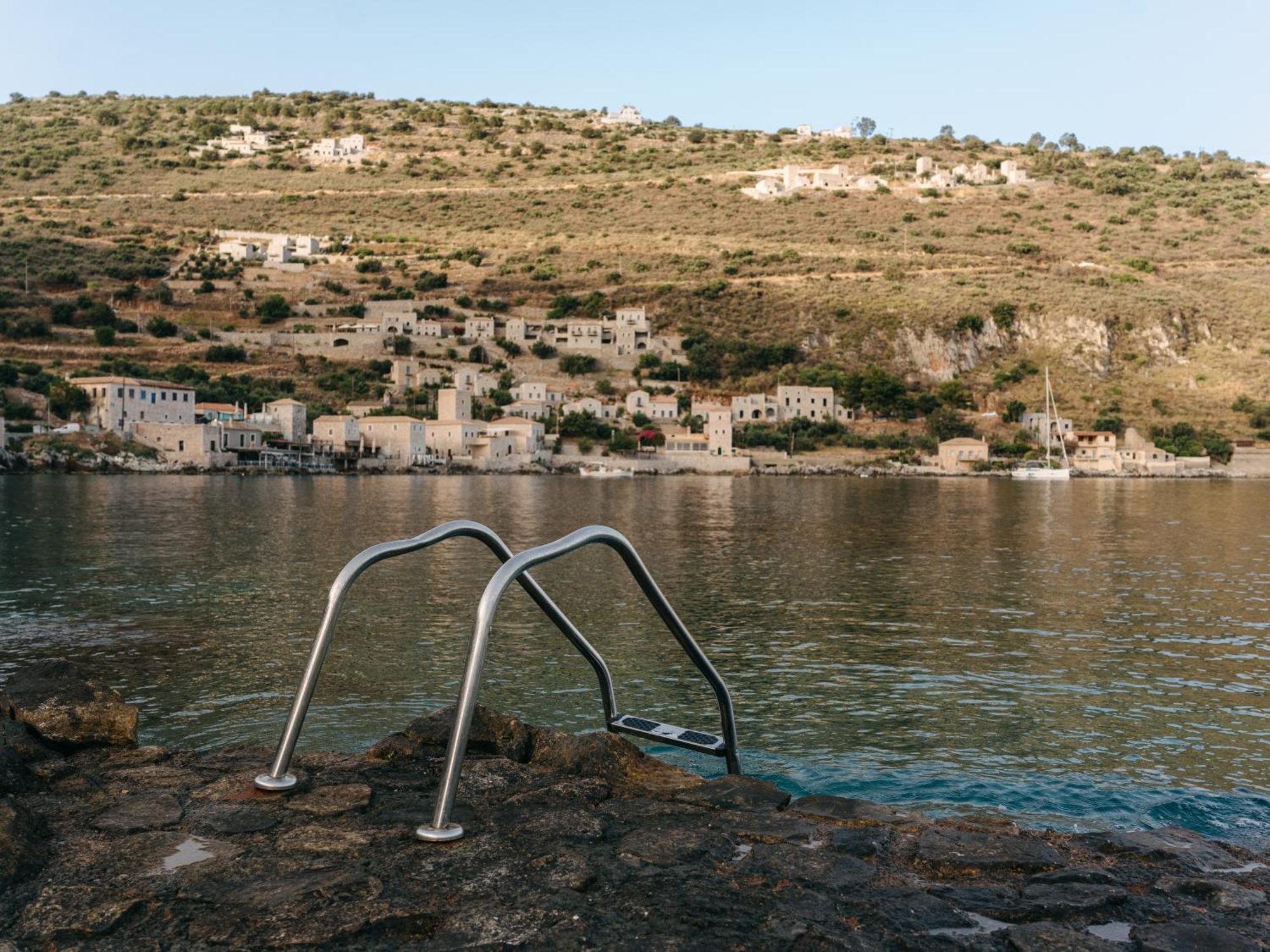 Kourmas Suites Limeni Exterior photo