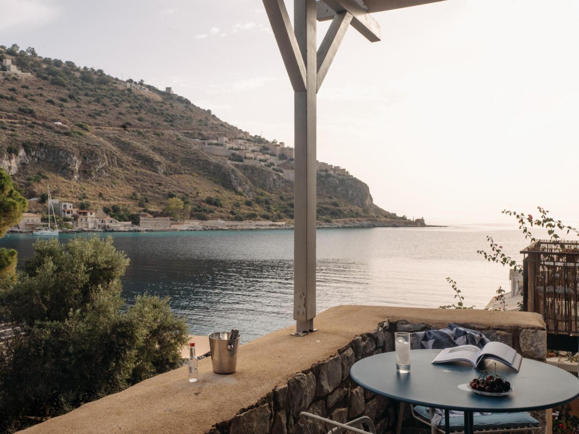 Kourmas Suites Limeni Exterior photo